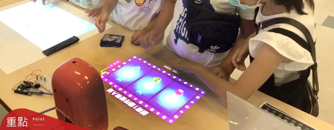 桌面觸控互動投影機搭載超短焦光學投影技術，將任何平面變身23吋螢幕，加上提供媲美平板電腦的精準定位，讓學生在遊戲般的體驗中學習知識。