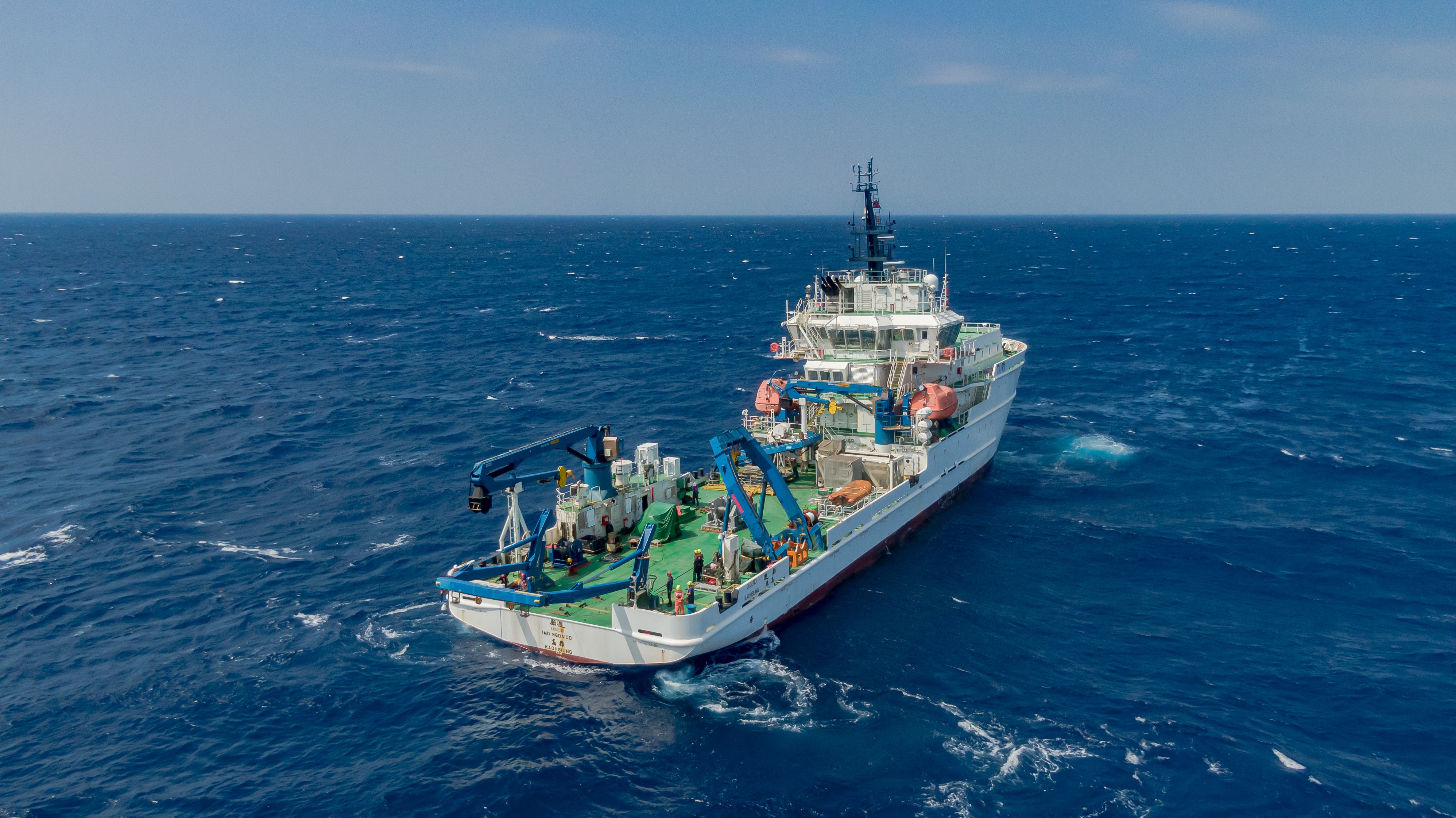 無界空拍透過新創採購承接台大工程海洋所專案，隨船拍攝國內最先進最大的海洋研究船勵進號執行潮流發電機的工程實驗。